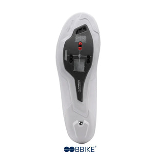 Vista inferiore della suola in carbonio rinforzato delle scarpe Shimano RC703 bianche da ciclismo su strada – sistema di attacco a tre fori compatibile con pedali Look e SPD-SL.