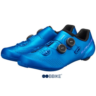 Scarpe da ciclismo Shimano RC902 blu viste dall’alto, con doppio BOA Fit System per una calzata precisa e suola rigida in carbonio