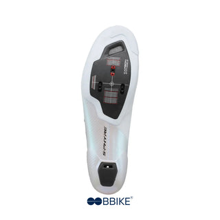 Scarpa ciclismo strada Shimano S-Phyre RC903 bianca, vista suola in carbonio ultra rigido, attacco a 3 fori, design aerodinamico, ideale per pedali Look o SPD-SL – scarpe performanti per ciclisti da gara.