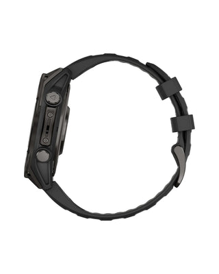 Vista laterale di Garmin Fēnix® 8 AMOLED 47 mm nero con pulsanti in titanio e design rugged per sport estremi e ciclismo professionale.
