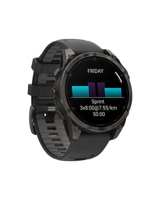 Smartwatch Garmin Fēnix® 8 nero, vista tre quarti con interfaccia VO2 max e metriche avanzate – ideale per ciclismo, triathlon e sport outdoor.