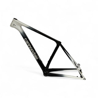Telaio MTB professionale Cannondale F-Si Carbon 5 2021 Cashmere White vista frontale angolata, leggero e performante per competizioni cross country.