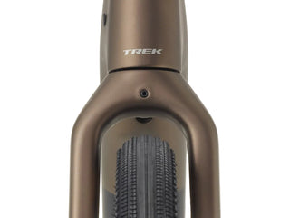 E-bike gravel Trek Checkpoint+ SL 5 EU color bronzo vista frontale dettaglio forcella anteriore con pneumatico | BBIKE
