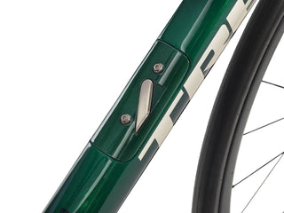 Bicicletta da corsa Trek Domane SL 6 Gen 4 verde scuro dettaglio telaio centrale vista ravvicinata | BBIKE