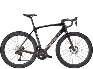 Bicicletta da corsa Trek Domane SL 7 GEN 4 nero e marrone vista laterale | BBIKE