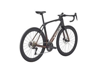 Bicicletta da corsa Trek Domane SL 7 GEN 4 nero e marrone vista tre quarti posteriore | BBIKE