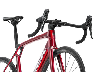 Bicicletta da corsa Trek Madone SL 5 GEN 8 rossa vista tre quarti | BBIKE