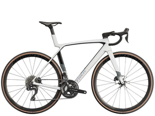 Bicicletta da corsa Trek Madone SL 6 GEN 8 bianco vista laterale | BBIKE