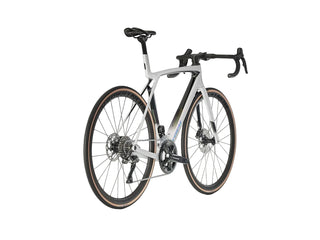 Bicicletta da corsa Trek Madone SL 6 GEN 8 bianco vista tre quarti posteriore | BBIKE