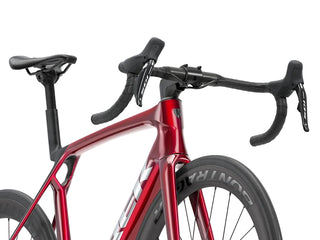 Bicicletta da corsa Trek Madone SL 6 GEN 8 rossa vista tre quarti | BBIKE