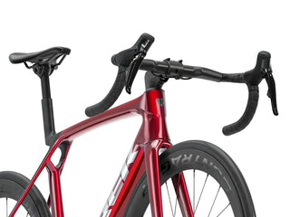 Bicicletta da corsa Trek Madone SL 7 GEN 8 rosso vista tre quarti | BBIKE