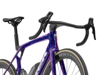 Bicicletta da corsa Trek Madone SLR 7 Gen 8 colore viola vista tre quarti | BBIKE