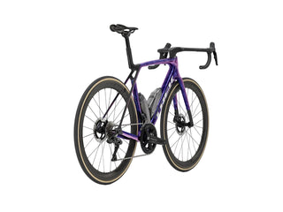 Bicicletta da corsa Trek Madone SLR 9 GEN 8 viola vista tre quarti posteriore | BBIKE