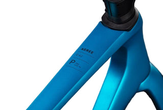 Vista angolare telaio anteriore bici Cube Agree C:62 blu elettrico – zona sterzo con logo, tubo obliquo aerodinamico e passaggio cavi interno.