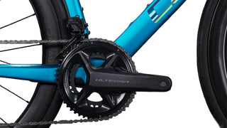 Guarnitura Shimano Ultegra su bici Cube Agree C:62 blu elettrico – trasmissione ad alte prestazioni con doppia corona e telaio in carbonio racing.