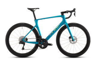 Bicicletta da corsa Cube Agree C:62 blu elettrico – vista laterale completa, telaio aerodinamico in carbonio, ruote Aero, gruppo Shimano Ultegra.