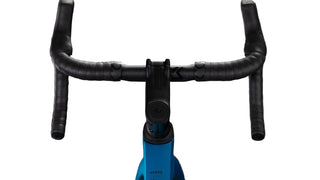 Manubrio bici Cube Agree C:62 – vista frontale su cockpit integrato e piega manubrio aero, design racing per massima aerodinamicità su strada.