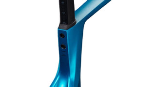 Dettaglio reggisella Cube Agree C:62 blu elettrico – sistema di fissaggio reggisella integrato nel telaio in carbonio, regolazioni numerate visibili.