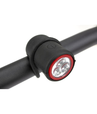 Fanalino posteriore bici 3 LED Eleven a batteria – vista tre quarti con supporto in silicone per montaggio manubrio o reggisella.