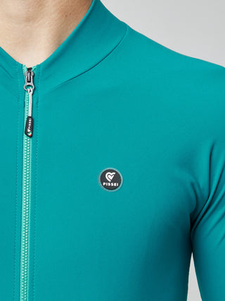 Dettaglio zip frontale e logo Pissei sulla maglia PrimaPelle – chiusura completa e tessuto traspirante ad alte prestazioni.