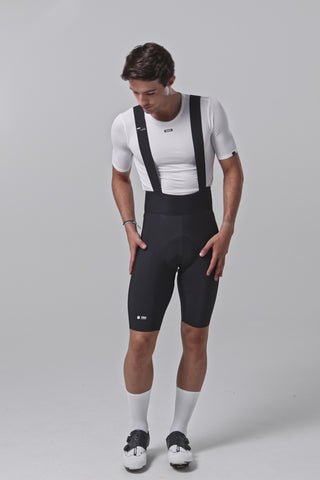Video posa con modello che indossa il pantaloncino