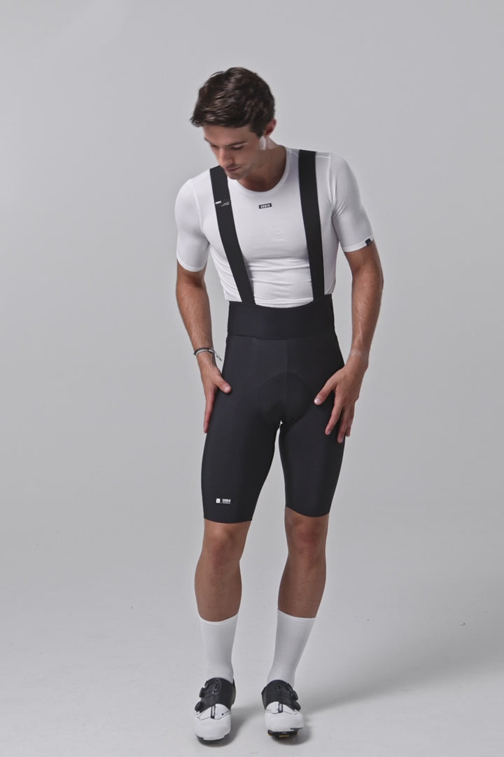 Video posa con modello che indossa il pantaloncino